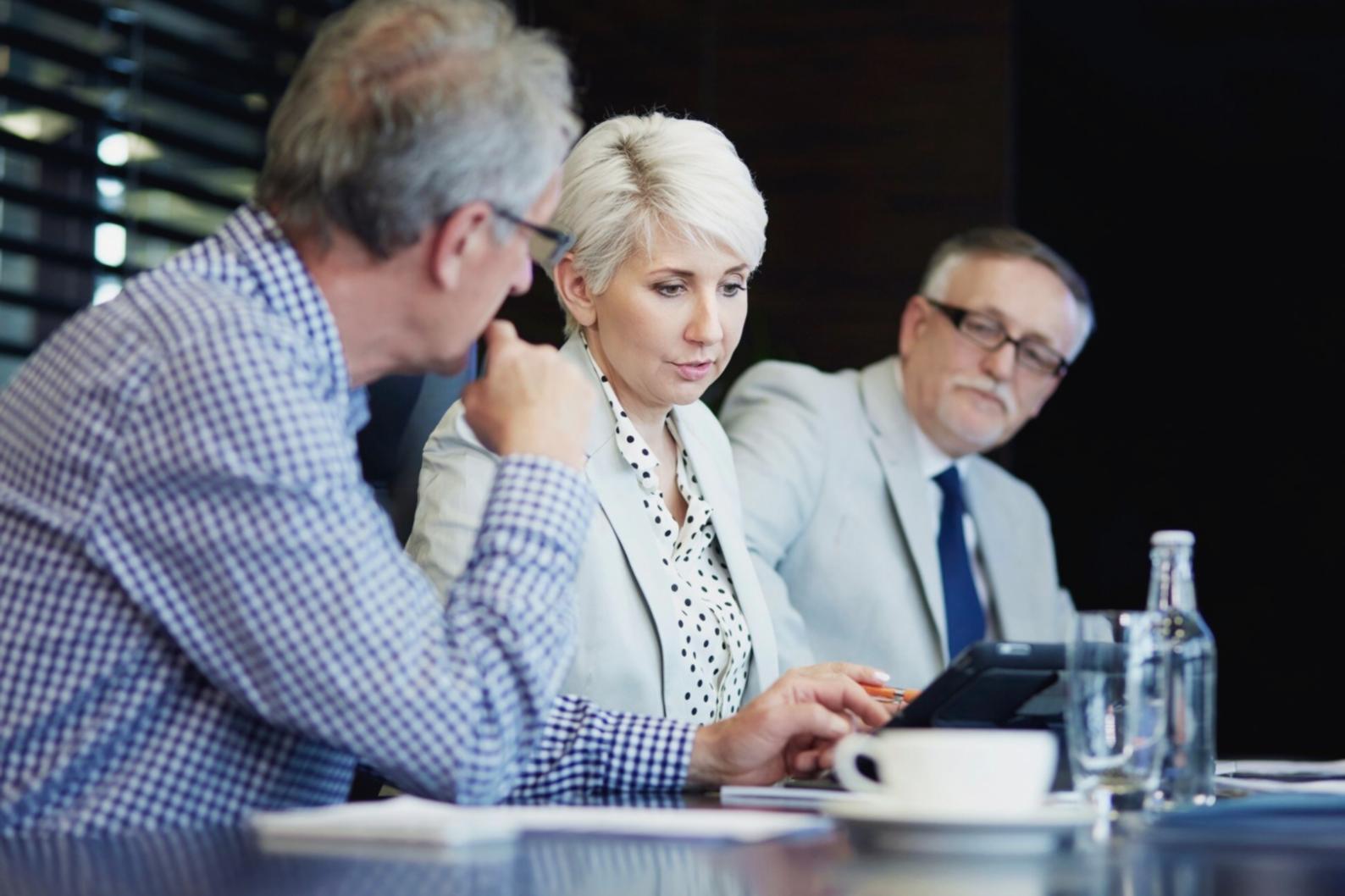 Professionnels analysant des documents financiers dans un environnement moderne