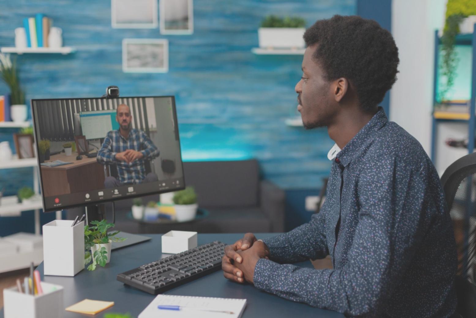 Documents financiers et outils d'analyse sur un bureau professionnel
