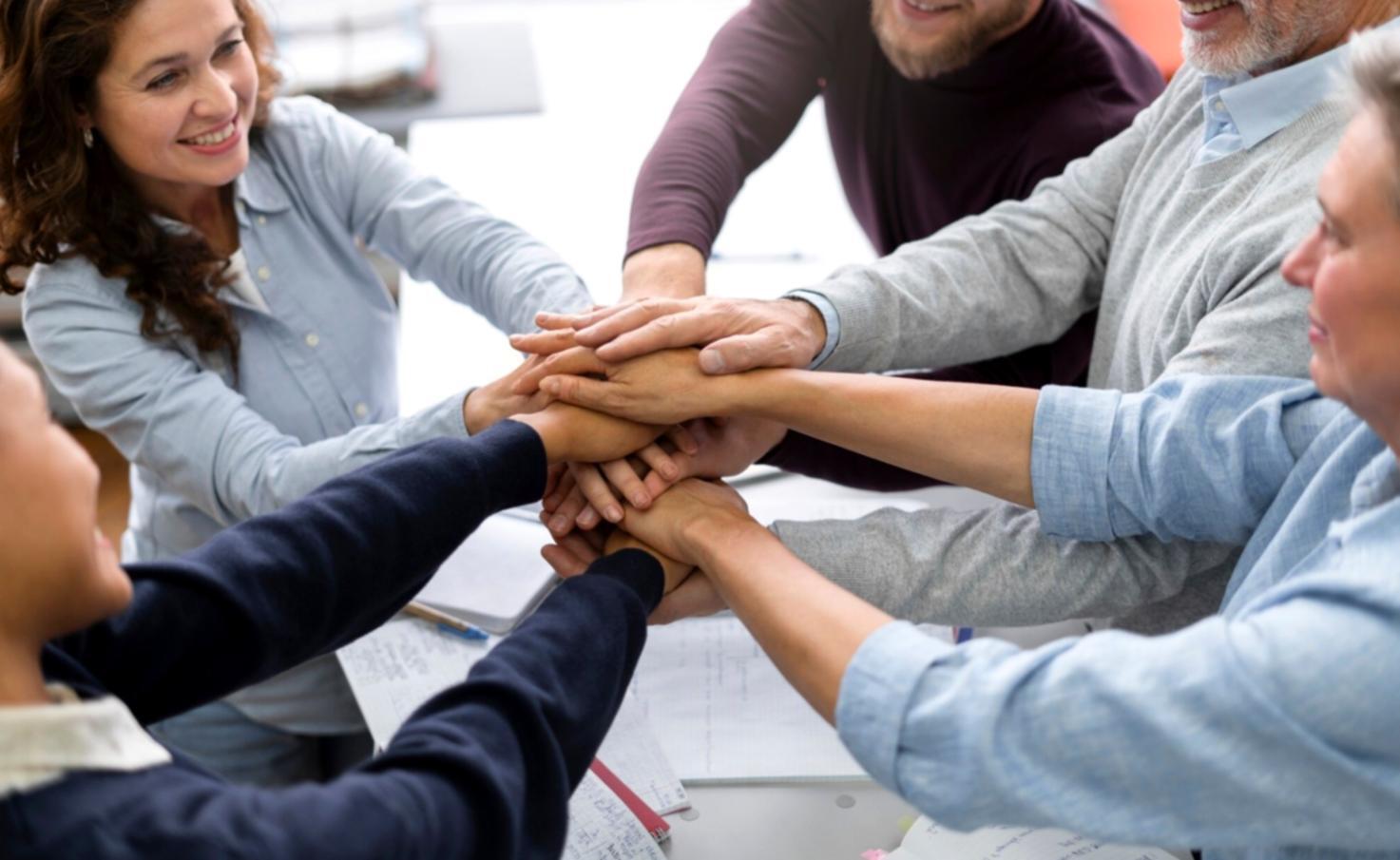 Session de formation en analyse financière avec documents et calculatrice